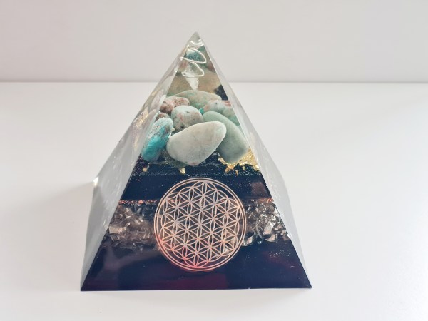 Orgonite pyramide amazonite noire